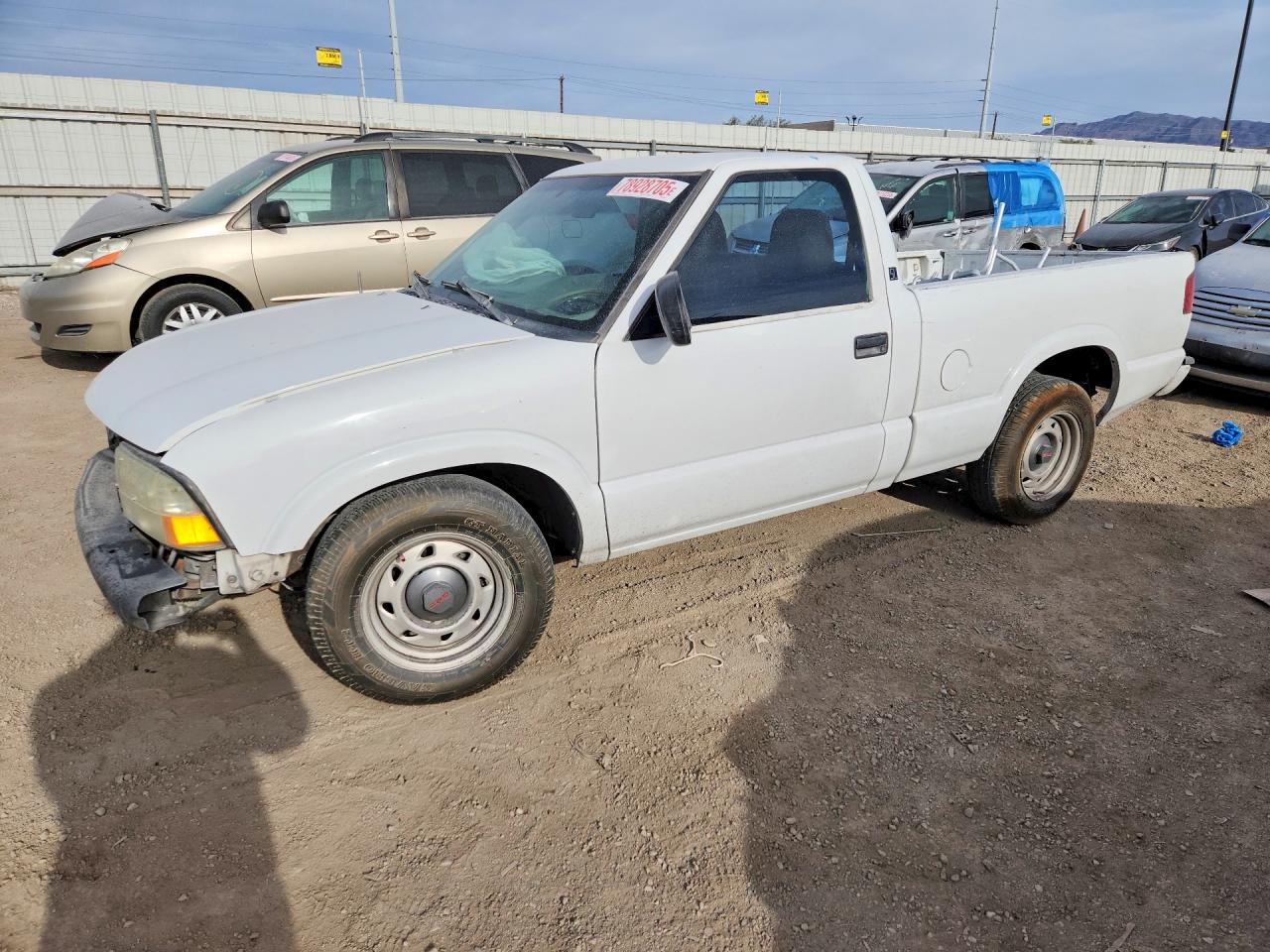 2001 GMC Sonoma SLS 1SR, VIN 1GTCS145718232567 — Front end