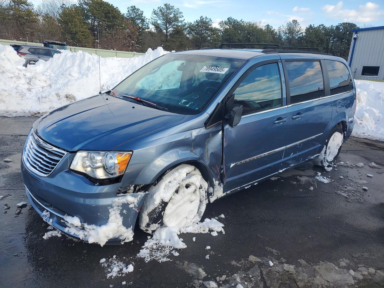 2011 Chrysler Town & Country Touring, VIN 2A4RR5DG0BR733363 — Front end