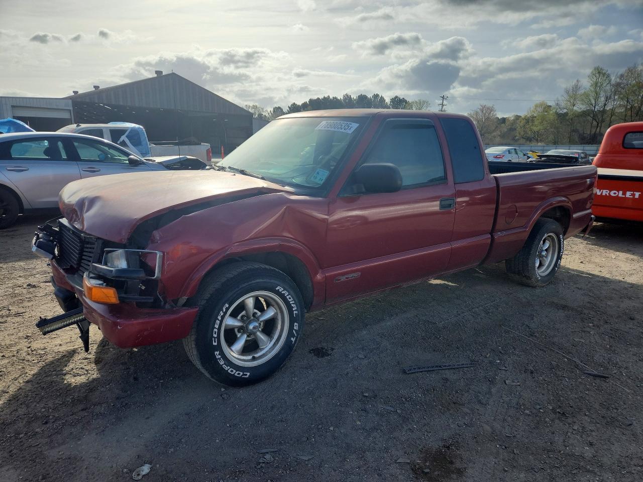2003 Chevrolet S-10 LS, VIN 1GCCS19X438280380 — Front end