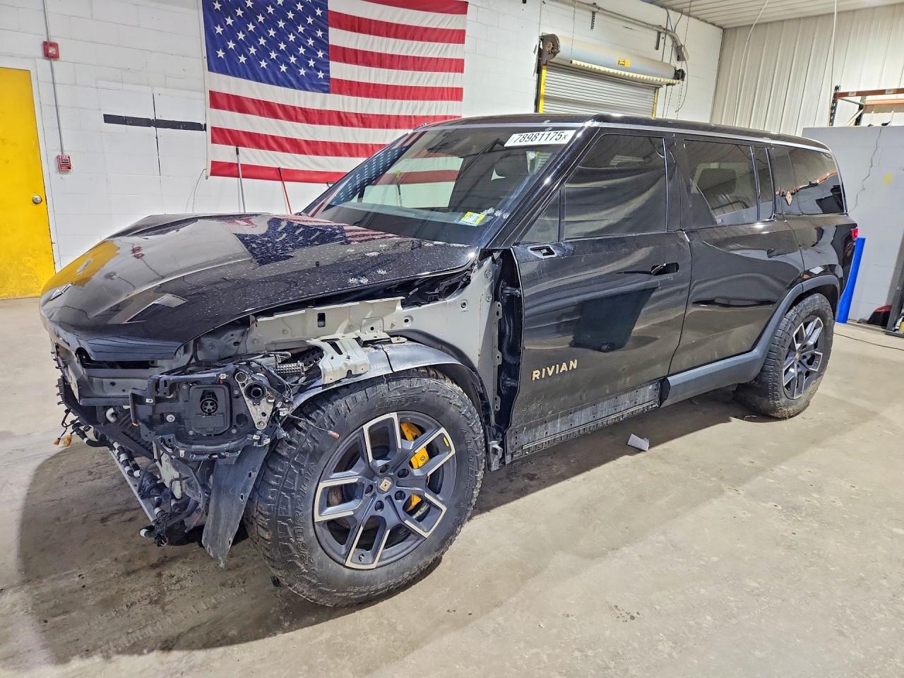 2022 Rivian R1S Launch Edition, VIN 7PDSGABL1NN001680 — Front end