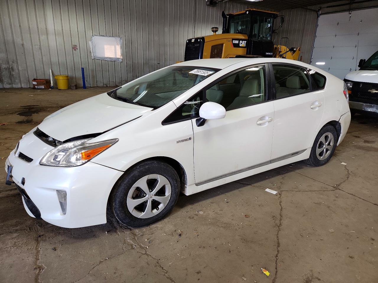 2015 Toyota Prius Three, VIN JTDKN3DU0F0432329 — Front end
