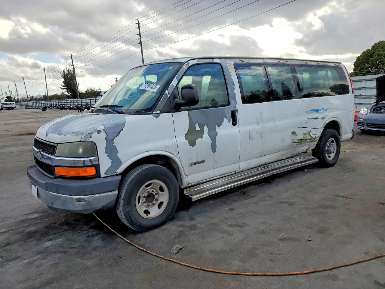 2006 Chevrolet Express Passenger, VIN 1GAHG39U961184047 — Side