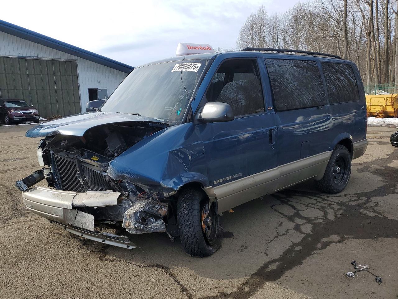 2002 GMC Safari, VIN 1GKEL19XX2B500858 — Front end