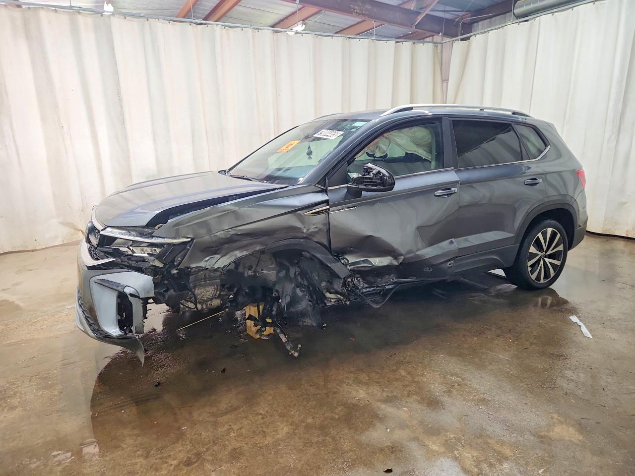 2022 Volkswagen Taos SE, VIN 3VVRX7B2XNM096218 — Front end