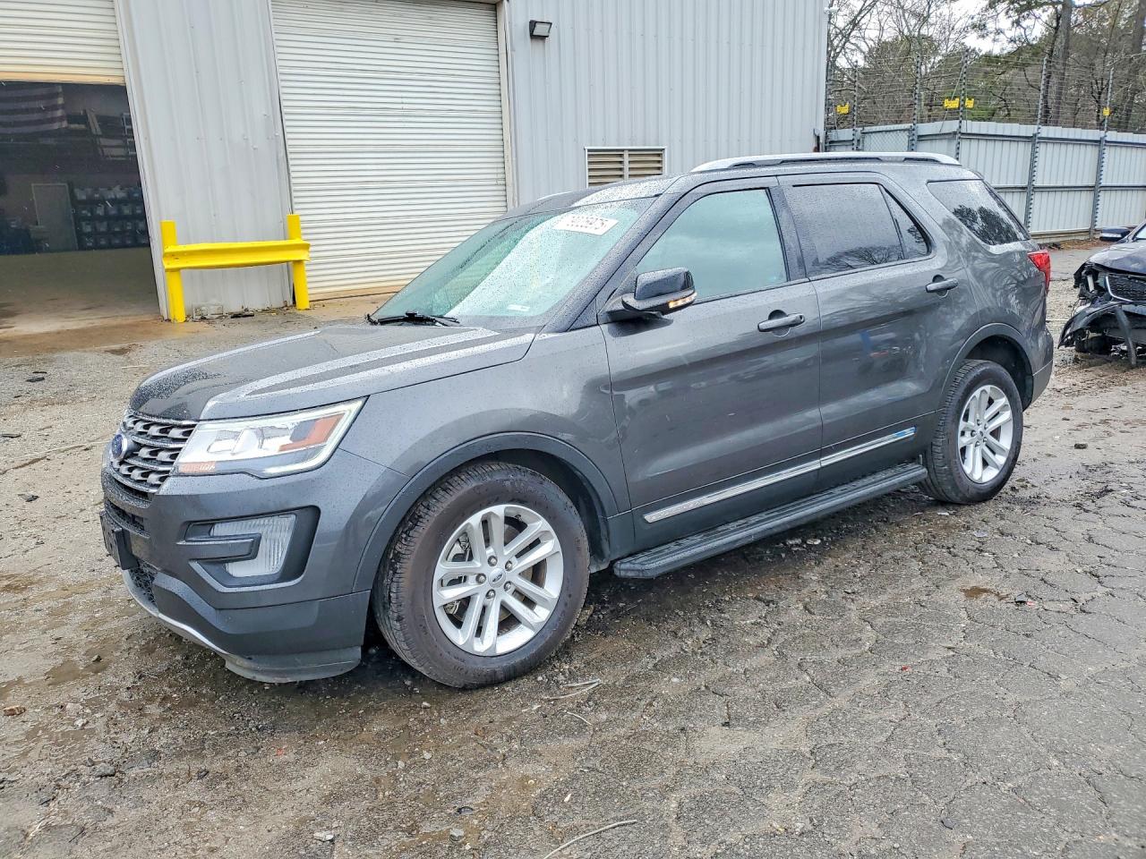 2017 Ford Explorer XLT, VIN 1FM5K7D87HGC44798 — Front end