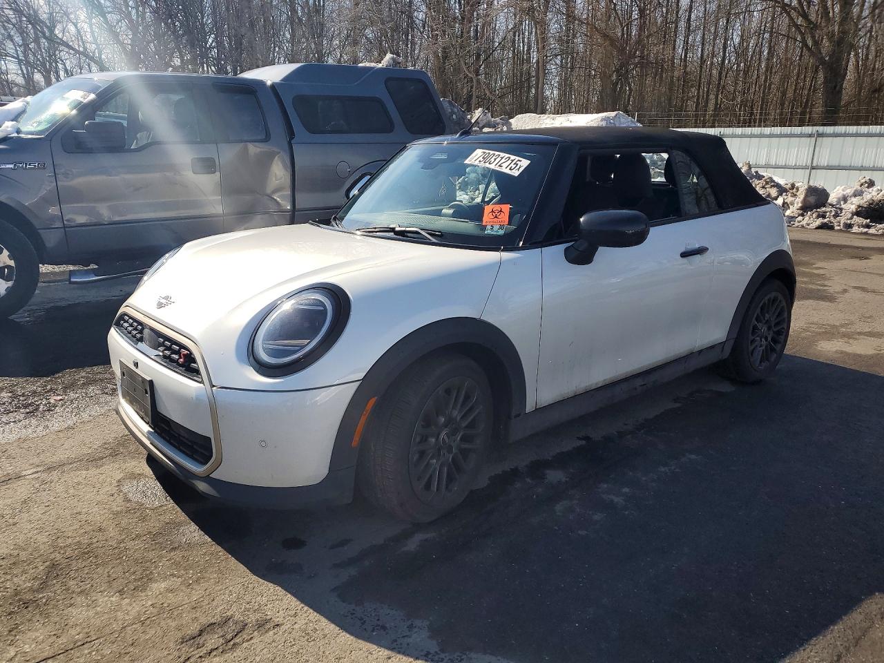 2025 MINI Convertible Cooper S, VIN WMW23GX06S2X41093 — Перед