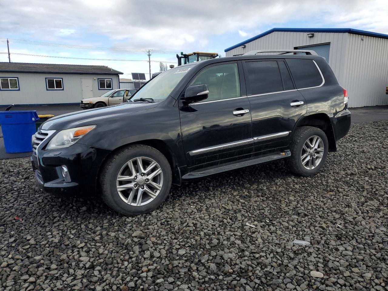 2014 Lexus LX 570, VIN JTJHY7AX9E4144563 — Front end