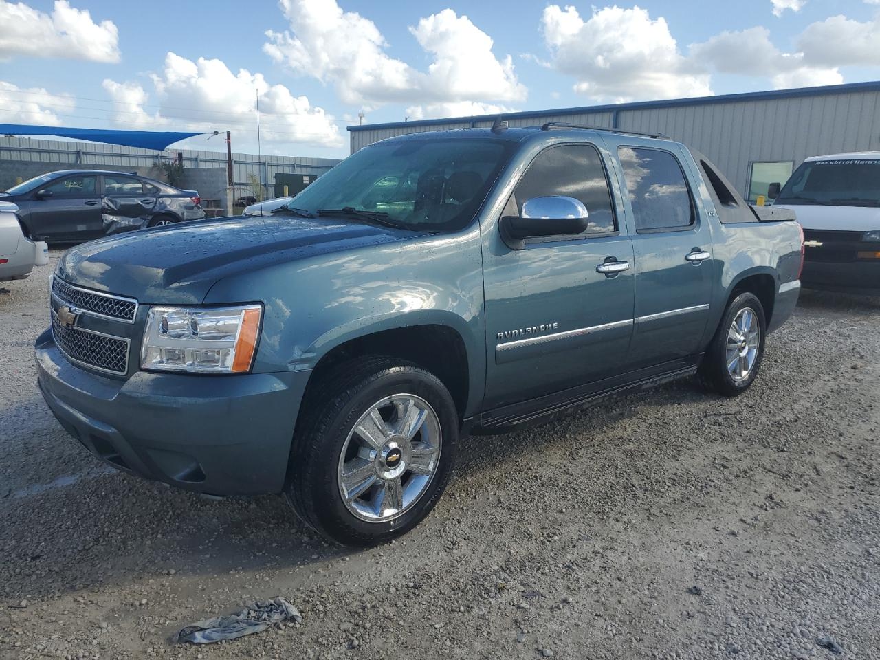 2010 Chevrolet Avalanche LTZ, VIN 3GNVKGE08AG106122 — Side