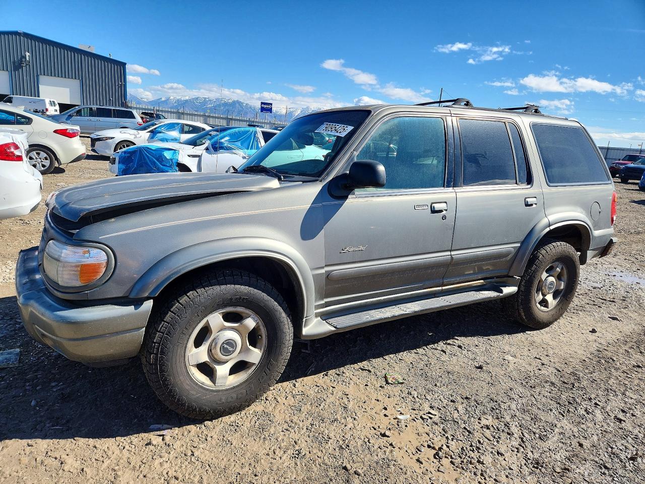 2000 Ford Explorer Limited, VIN 1FMZU75E4YZA03396 — Front end