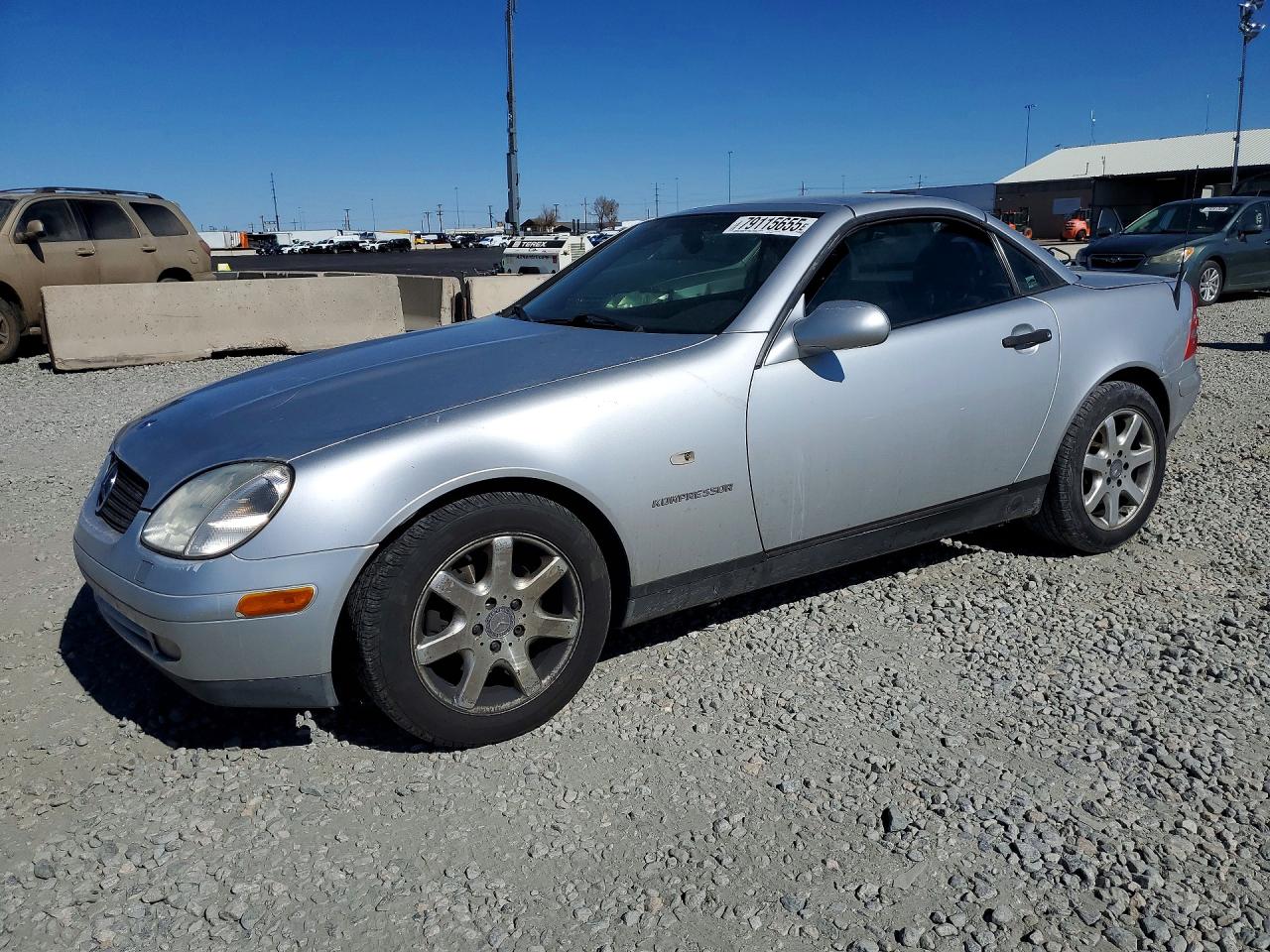 2000 Mercedes-Benz SLK 230 Kompressor, VIN WDBKK47F9YF143945 — Front end