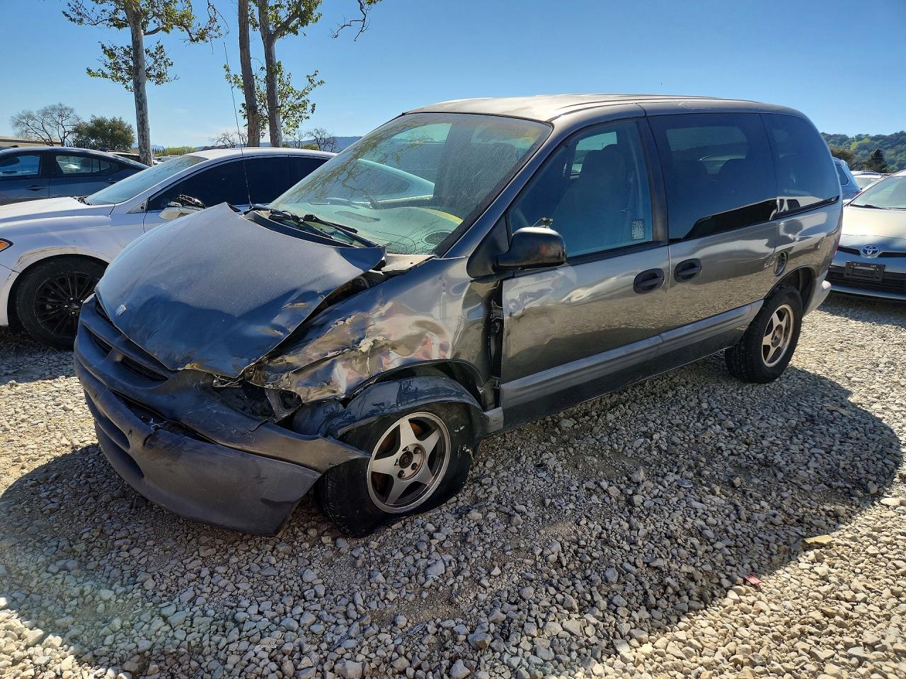 1998 Dodge Caravan SE, VIN 1B4GP45R3WB635040 — Перед
