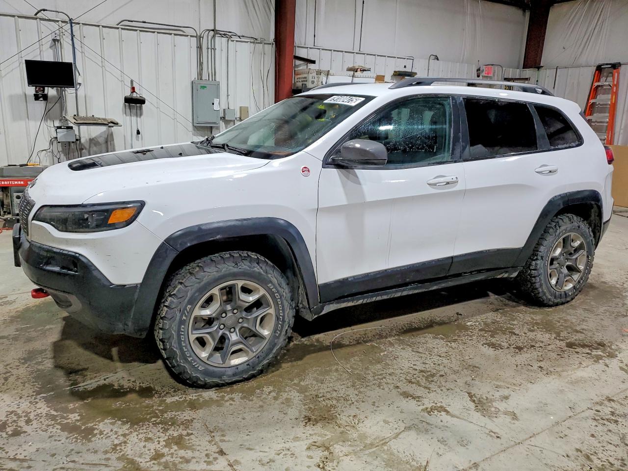 2019 Jeep Cherokee Trailhawk, VIN 1C4PJMBN3KD400819 — Auction photo