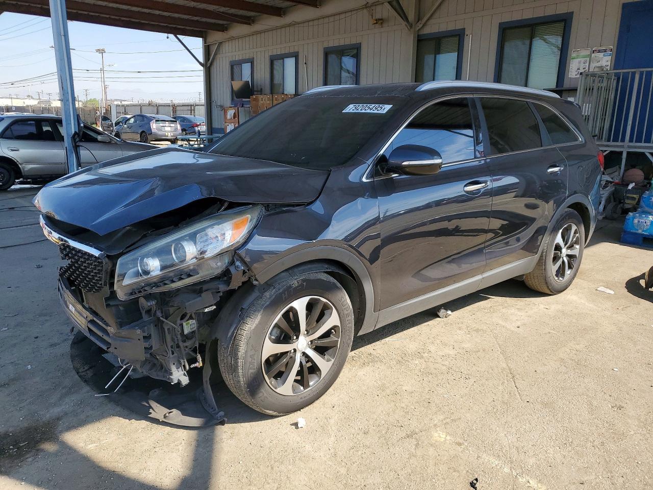 2017 Kia Sorento EX, VIN 5XYPH4A58HG320374 — Front end
