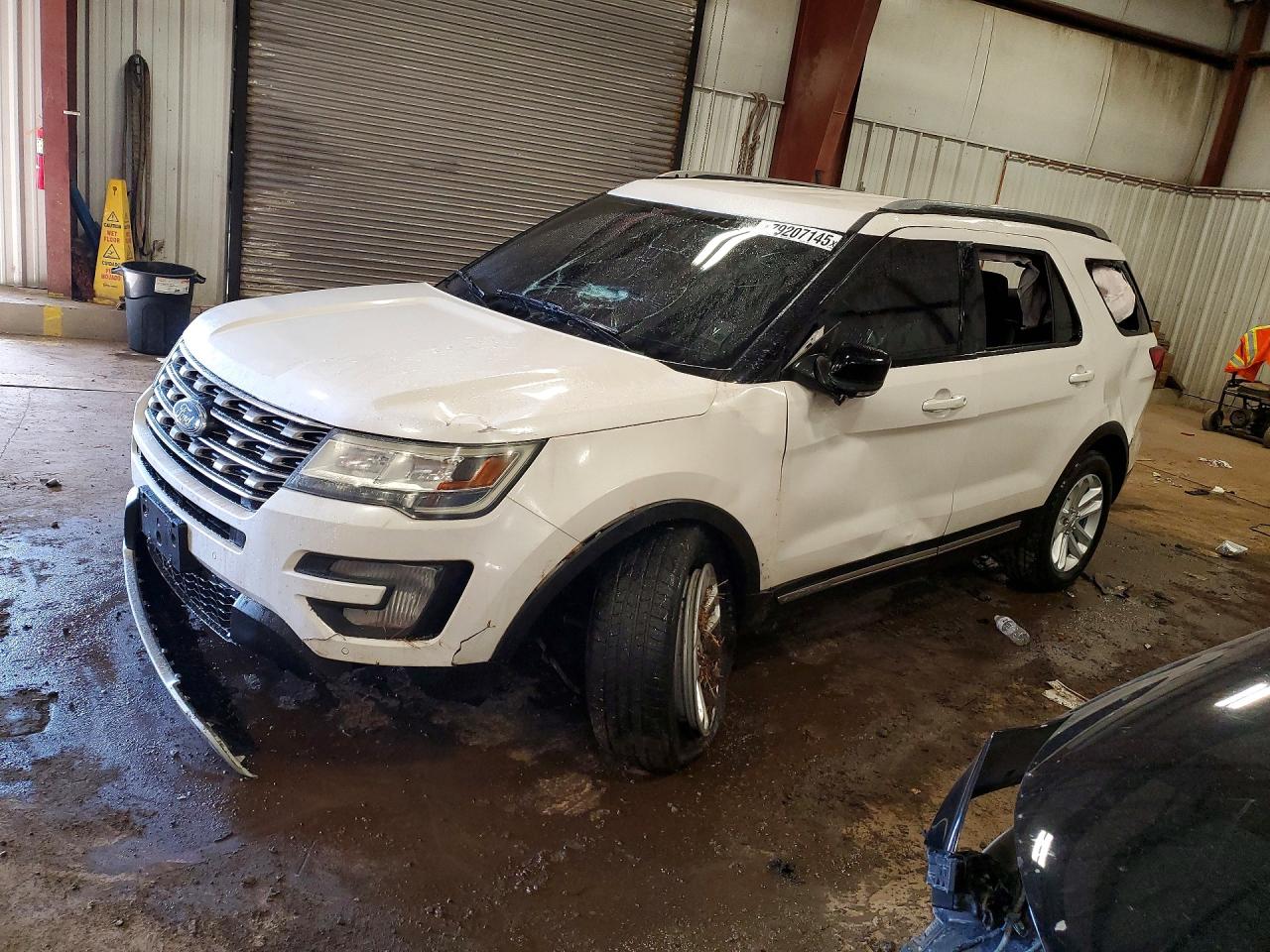 2017 Ford Explorer XLT, VIN 1FM5K7DHXHGB43545 — Side