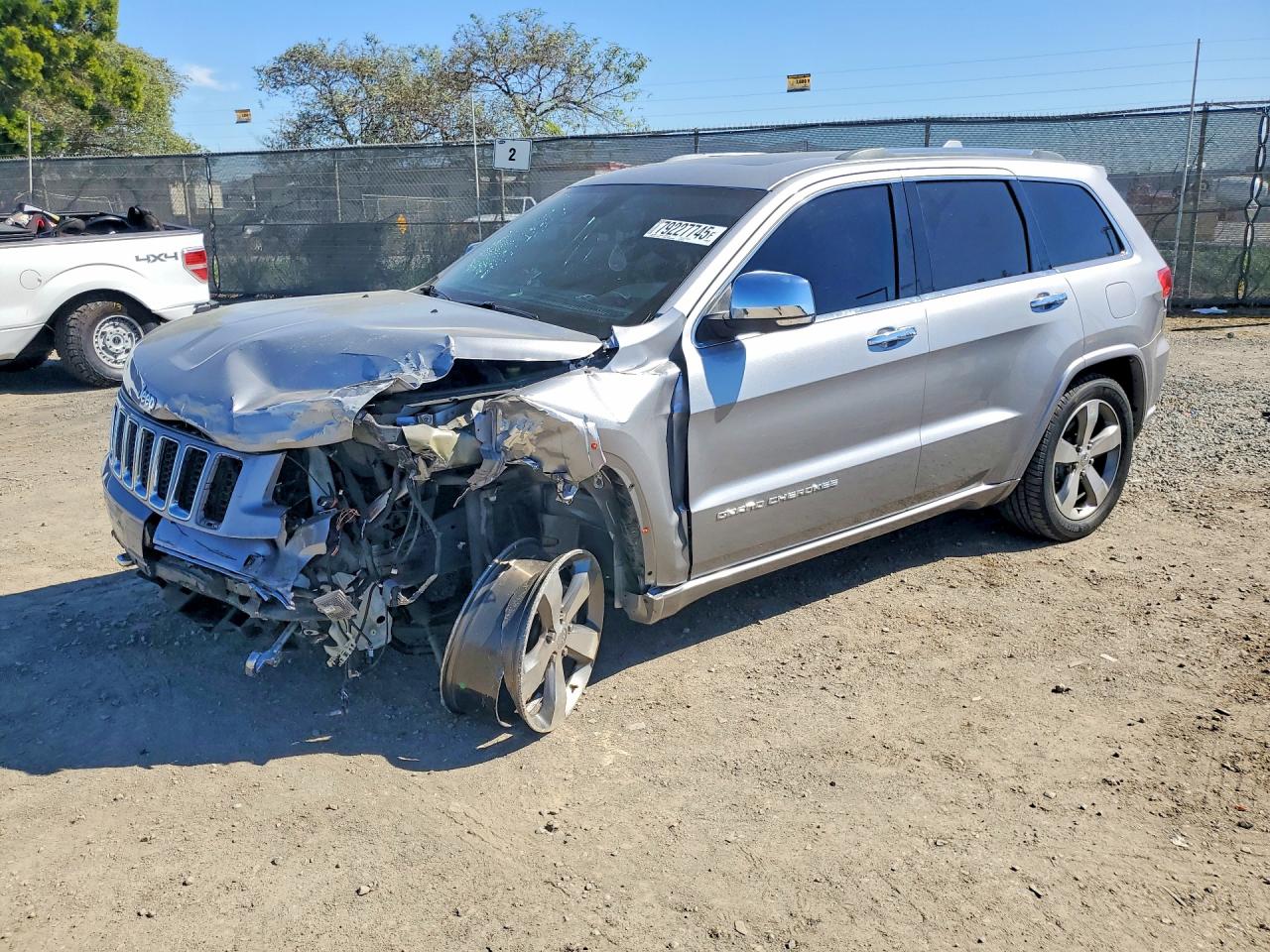 2015 Jeep Grand Cherokee Overland, VIN 1C4RJECGXFC856746 — Перед