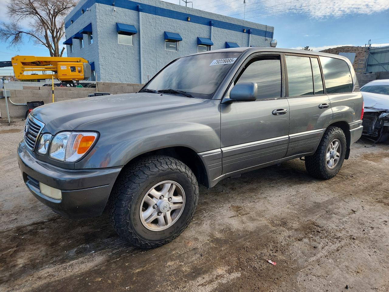 1999 Lexus LX 470, VIN JT6HT00WXX0055510 — Rear end