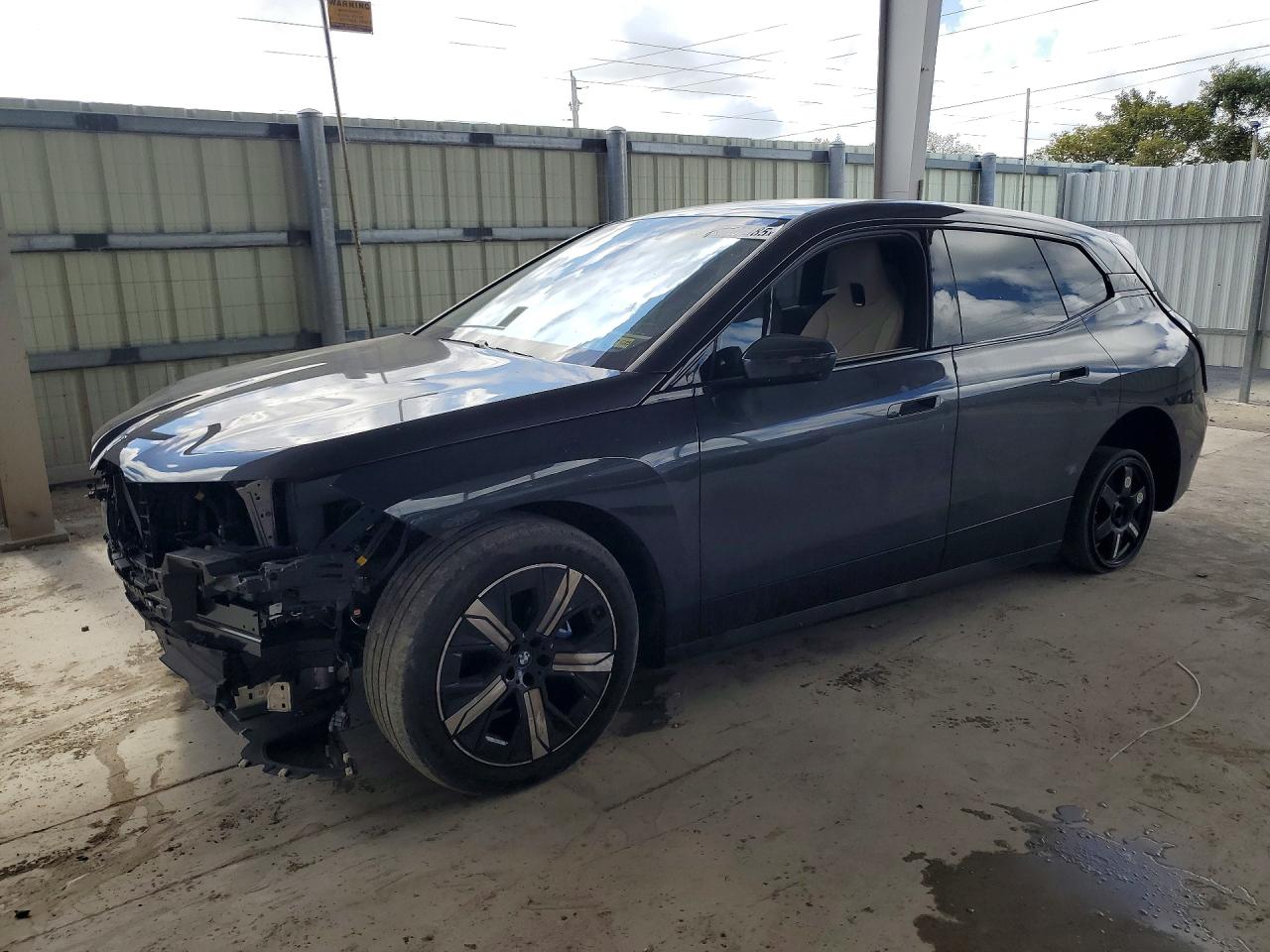 2024 BMW iX xDrive50, VIN WB523CF03RCP19890 — Перед