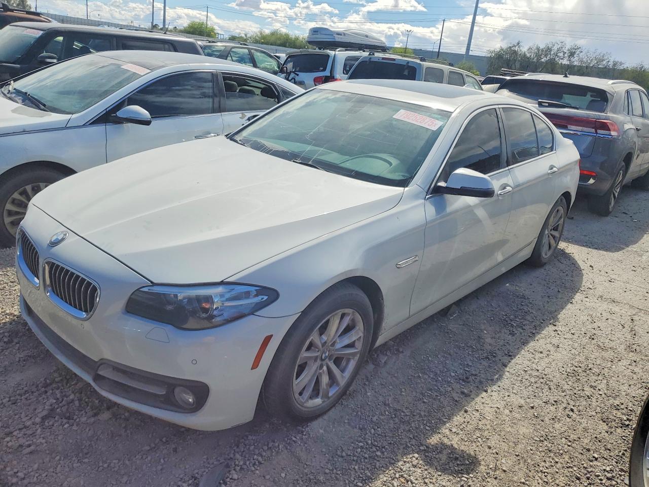 2016 BMW 5 Series 528i, VIN WBA5A5C54GG350270 — Бок
