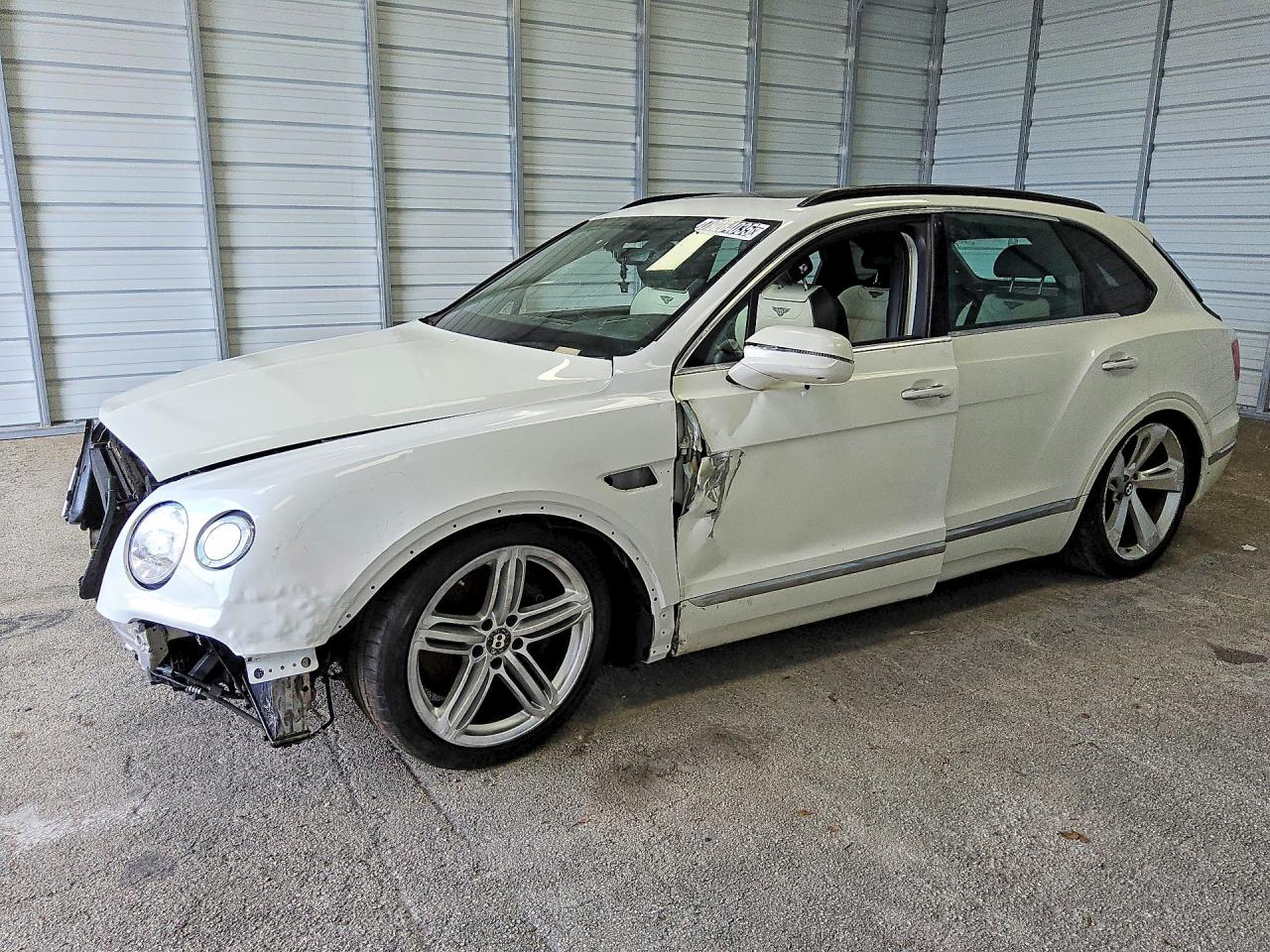 2017 Bentley Bentayga W12, VIN SJAAC2ZV8HC015170 — Auction photo