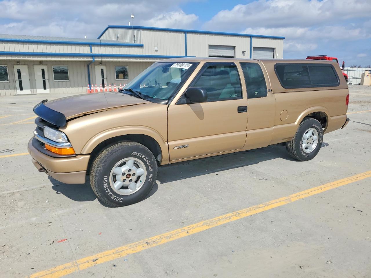 2000 Chevrolet S-10 LS, VIN 1GCDT19WXY8172541 — Side