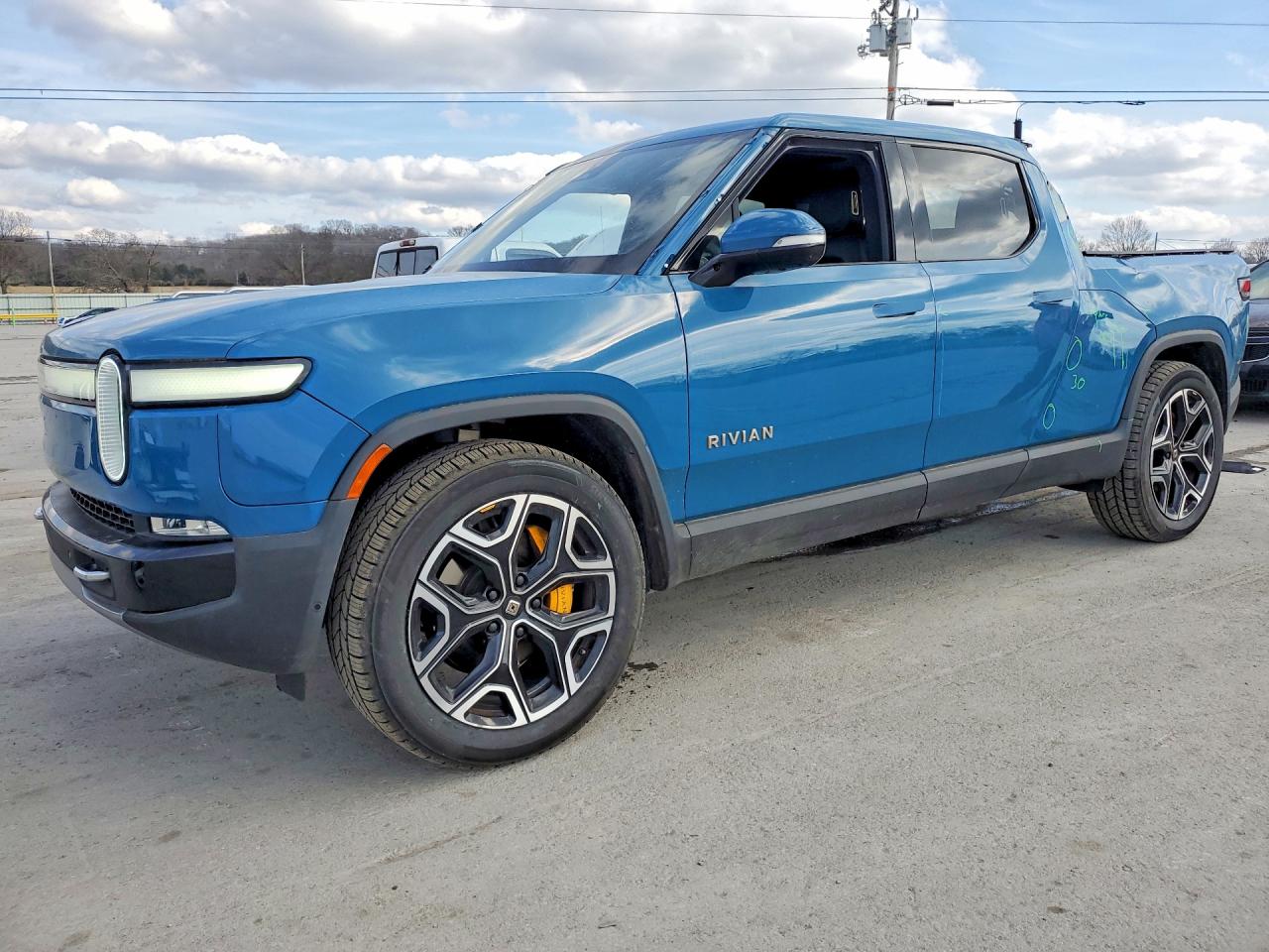 2023 Rivian R1T Adventure, VIN 7FCTGAAA1PN018200 — Roof