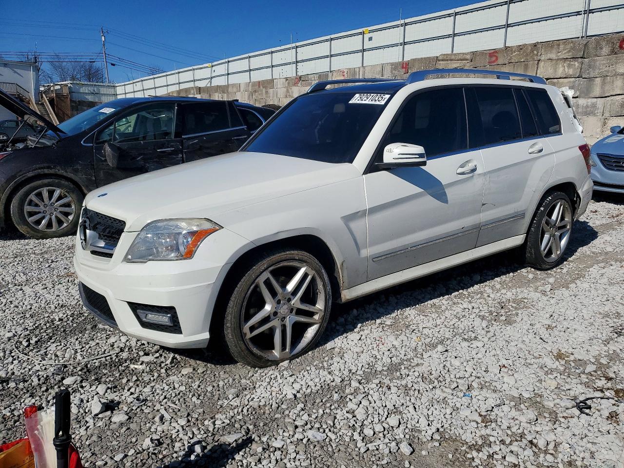 2011 Mercedes-Benz GLK 350, VIN WDCGG8HB5BF610422 — Minor dents and scratches