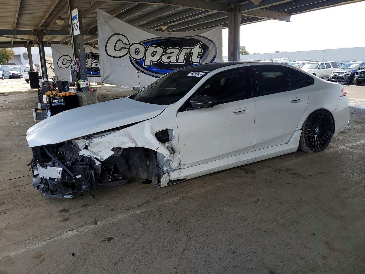 2025 BMW M5, VIN WBS83FK01SCT27933 — Днище