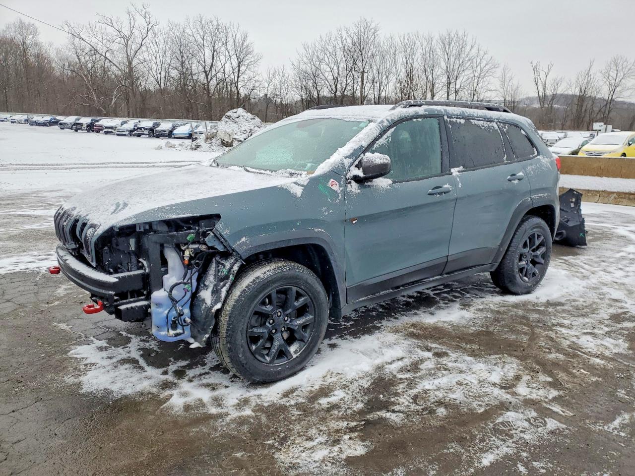 2015 Jeep Cherokee Trailhawk, VIN 1C4PJMBB4FW607042 — Перед