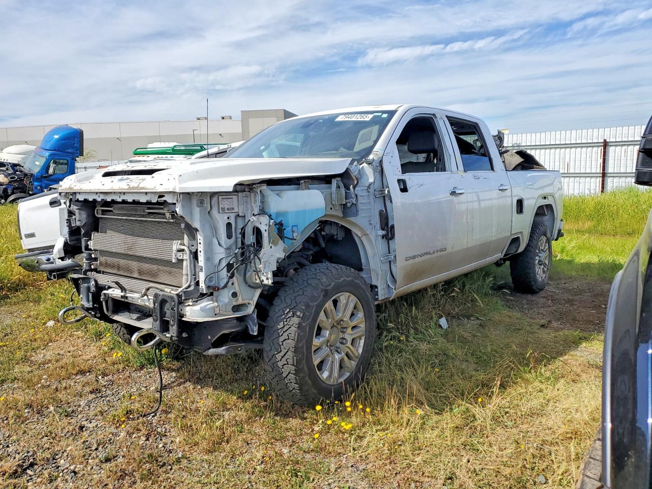 2022 GMC Sierra 2500HD Denali, VIN 1GT49REY7NF118643 — Front end