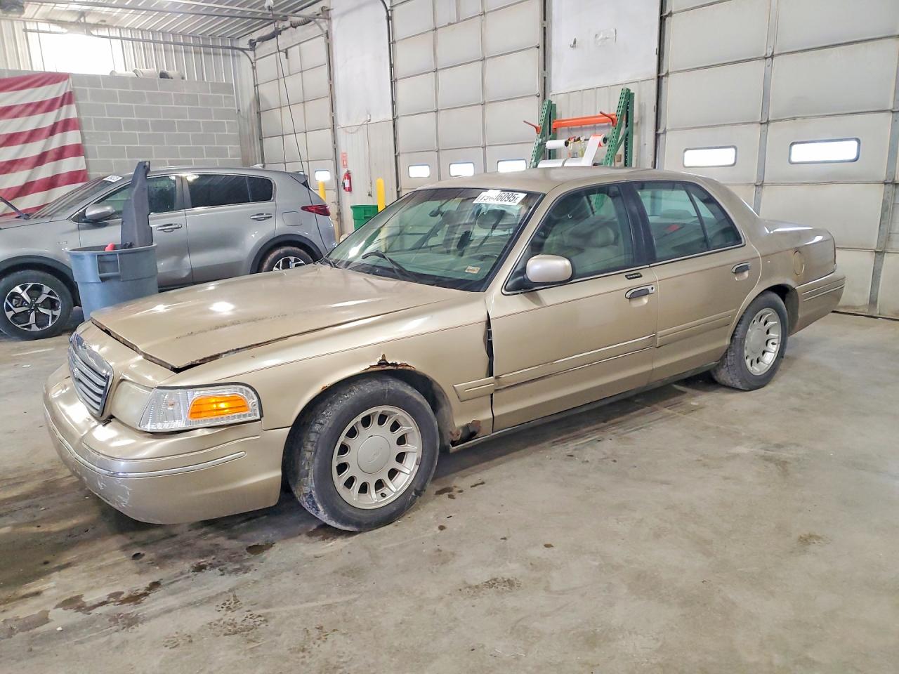 2000 Ford Crown Victoria LX, VIN 2FAFP74W6YX116450 — Front end
