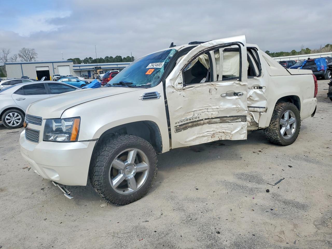 2013 Chevrolet Avalanche LTZ, VIN 3GNTKGE7XDG122203 — Side