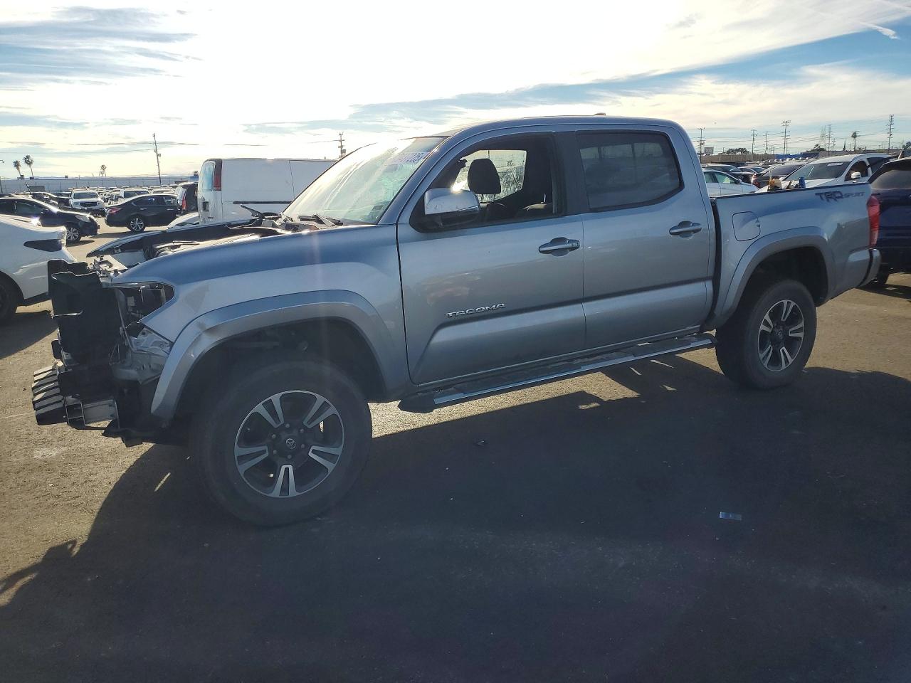 2018 Toyota Tacoma SR5, VIN 3TMAZ5CN3JM068077 — Вандализм