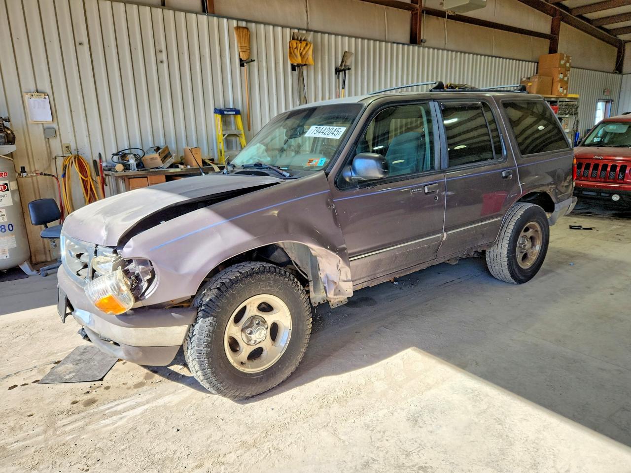 1995 Ford Explorer Eddie Bauer, VIN 1FMDU34X7SUA75428 — Перед