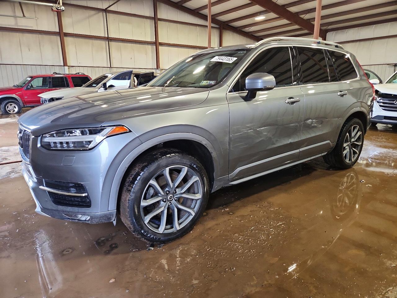 2017 Volvo XC90 Momentum, VIN YV4A22PK7H1111004 — Бок