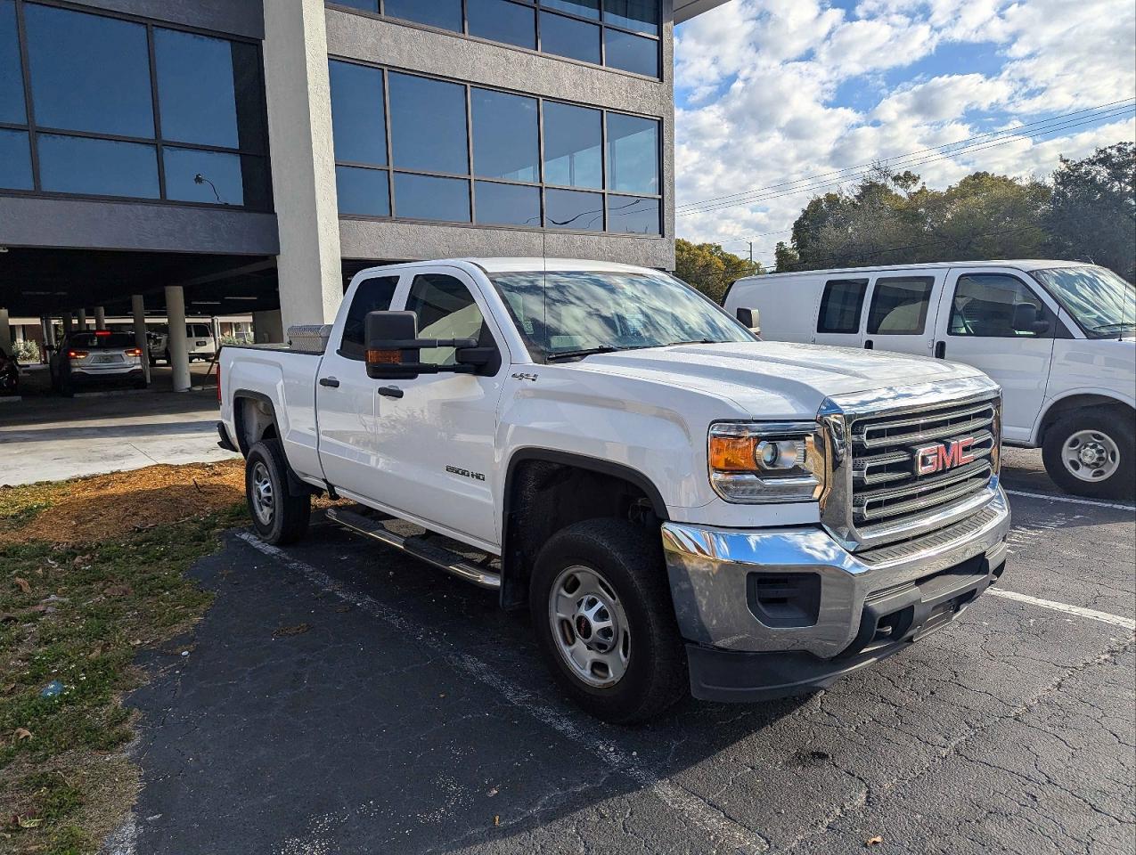 2019 GMC Sierra 2500HD, VIN 2GT22NEG6K1200135 — Rear end