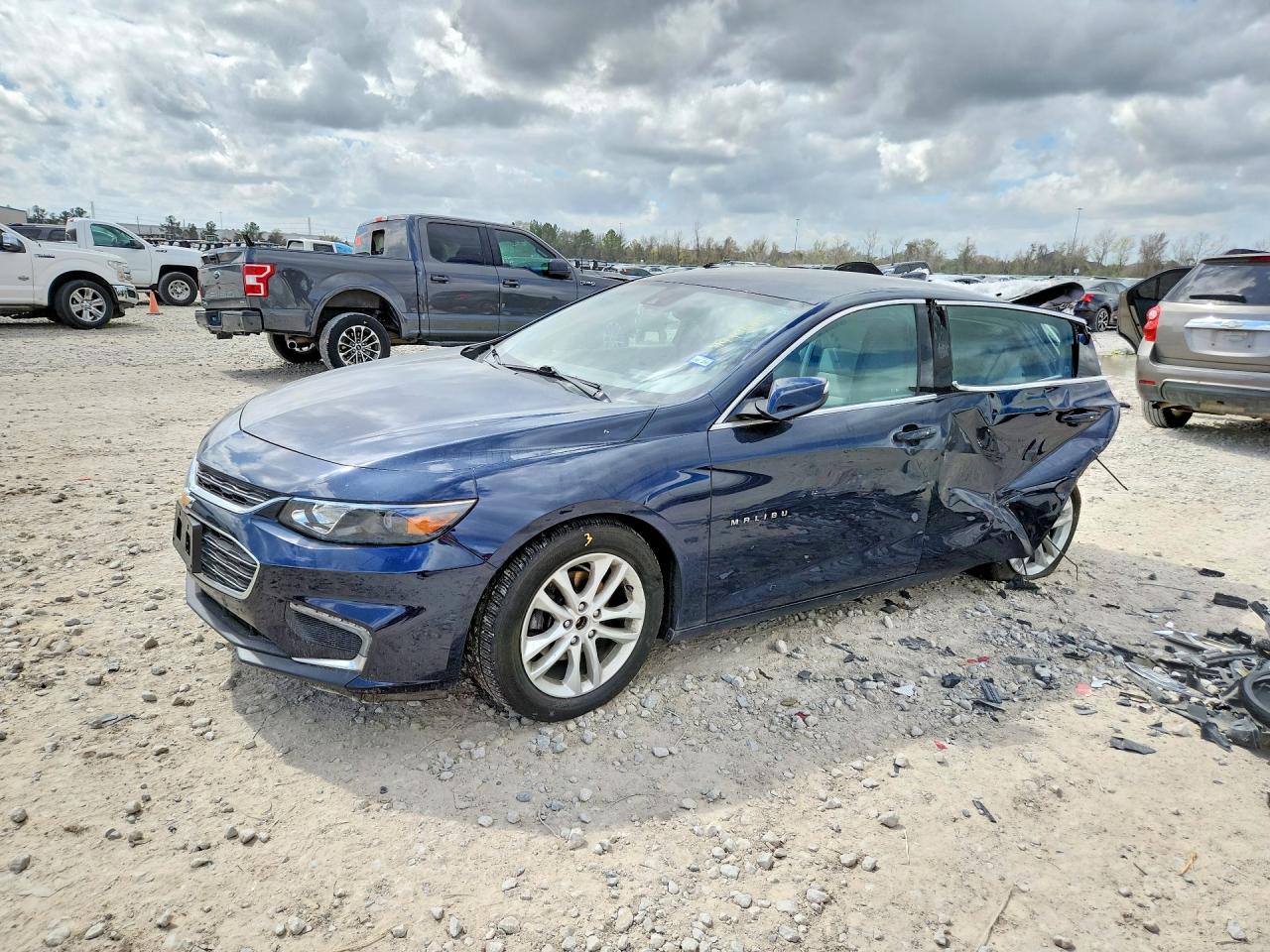 2018 Chevrolet Malibu LT, VIN 1G1ZD5ST7JF177393 — Rear end
