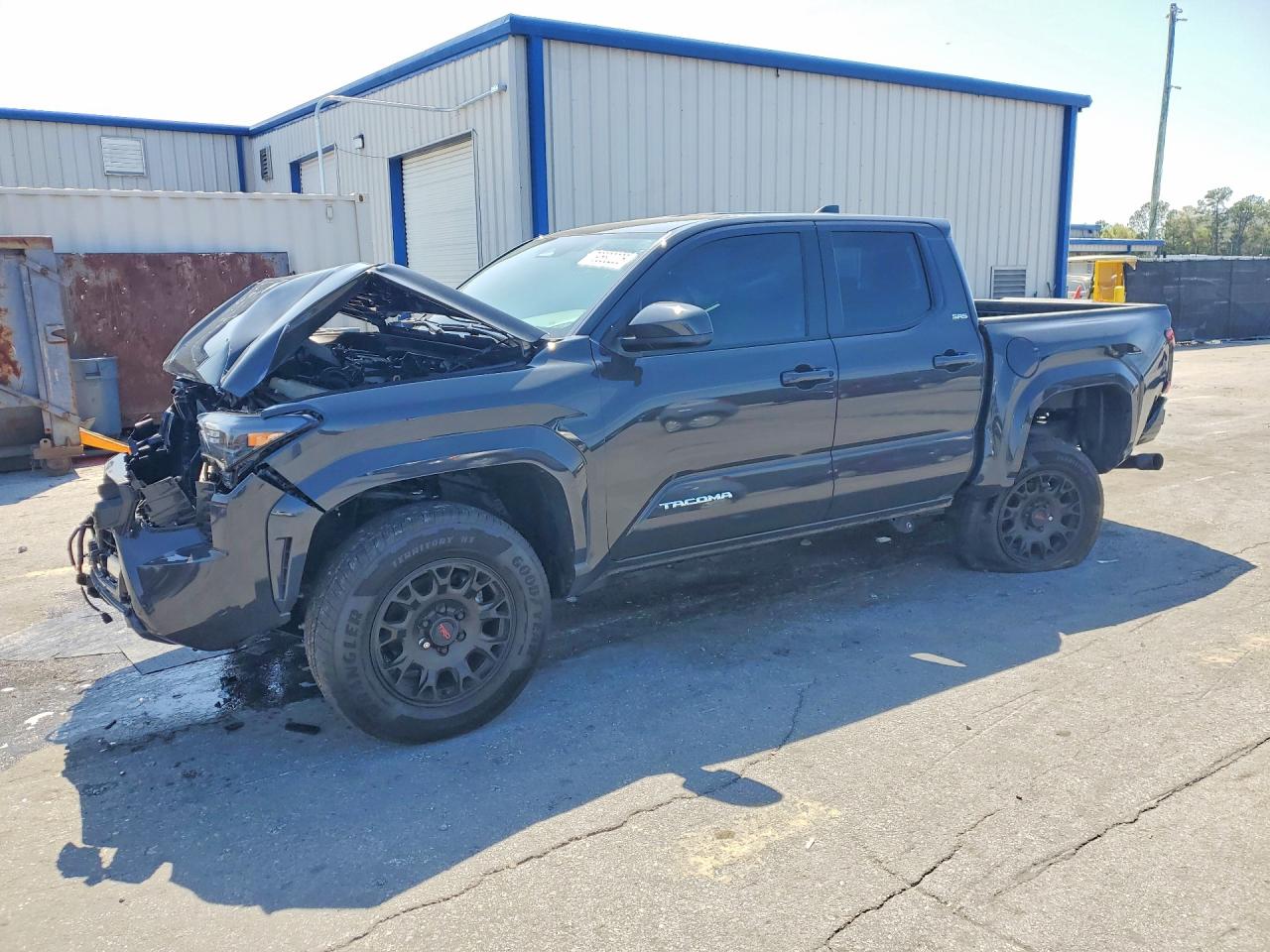 2025 Toyota Tacoma SR5, VIN 3TMKB5FN1SM049324 — Перед