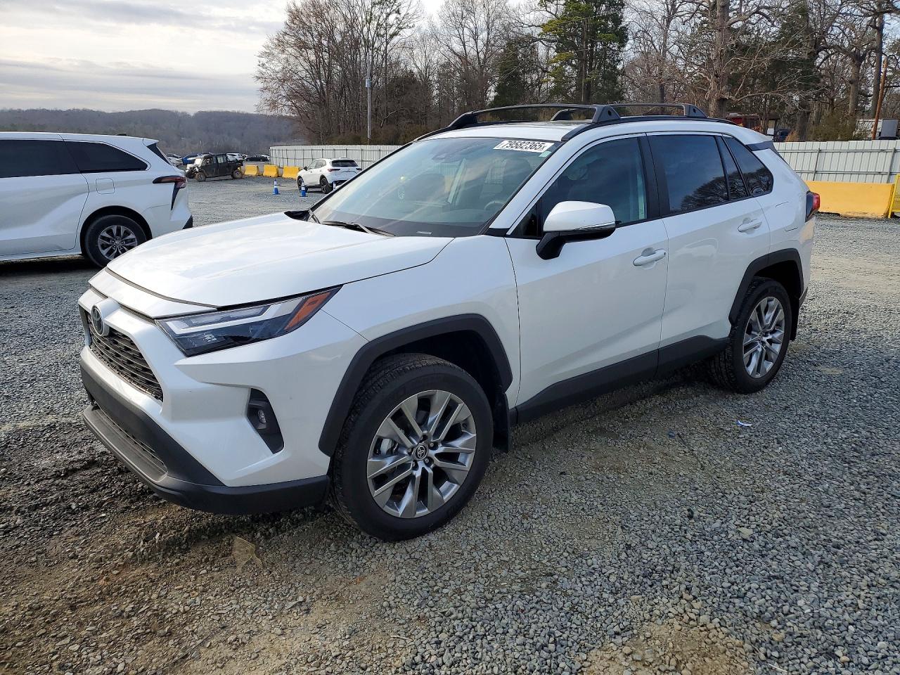 2025 Toyota RAV4 XLE Premium, VIN 2T3C1RFV0SW401242 — Перед