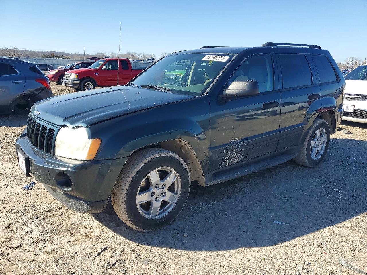 2005 Jeep Grand Cherokee Laredo, VIN 1J4GR48K85C673877 — Front end