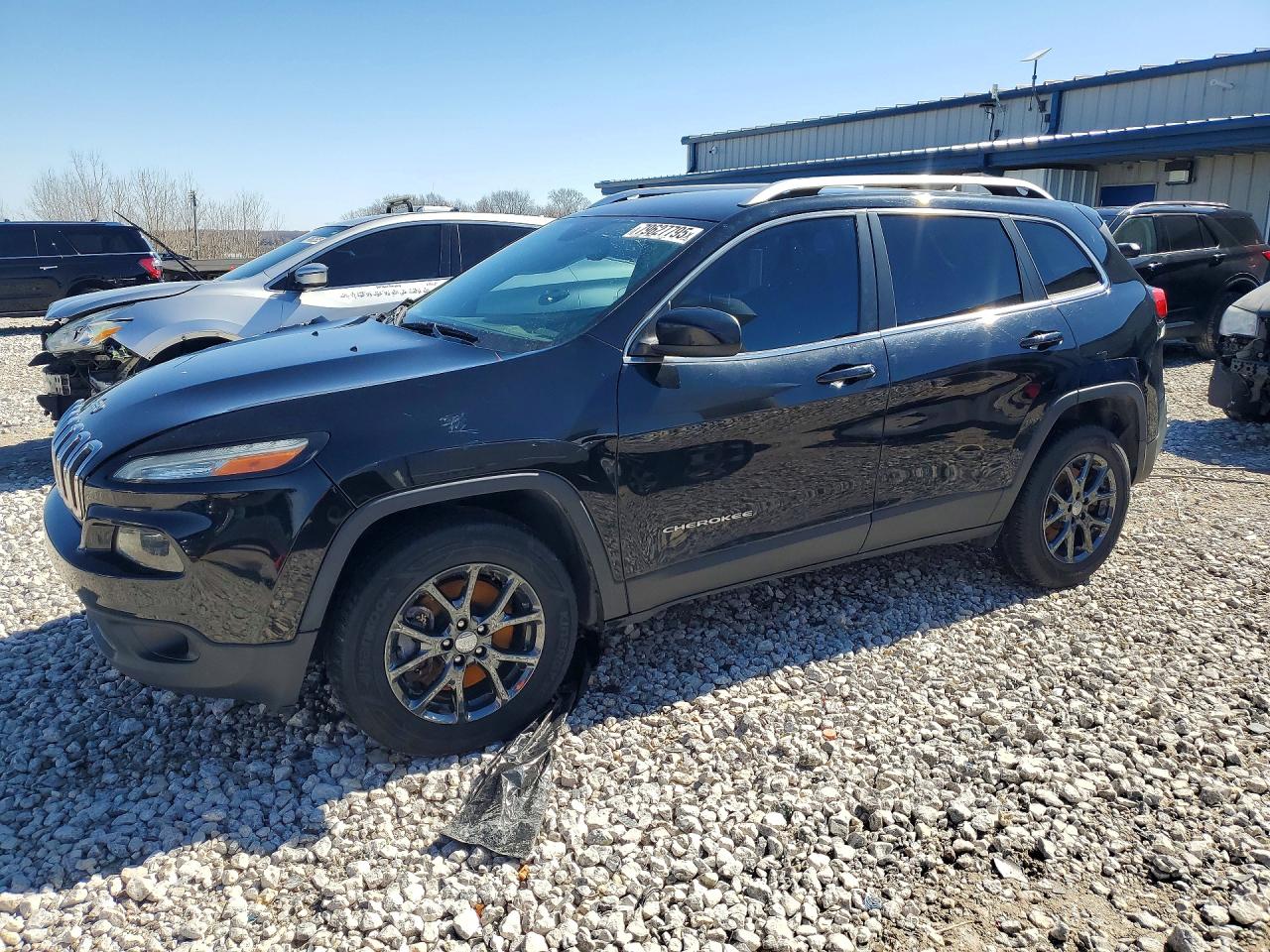 2017 Jeep Cherokee Latitude, VIN 1C4PJMCB0HW569066 — Front end
