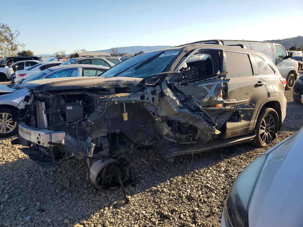 2018 Toyota Highlander XLE, VIN 5TDJZRFH4JS537562 — Front end
