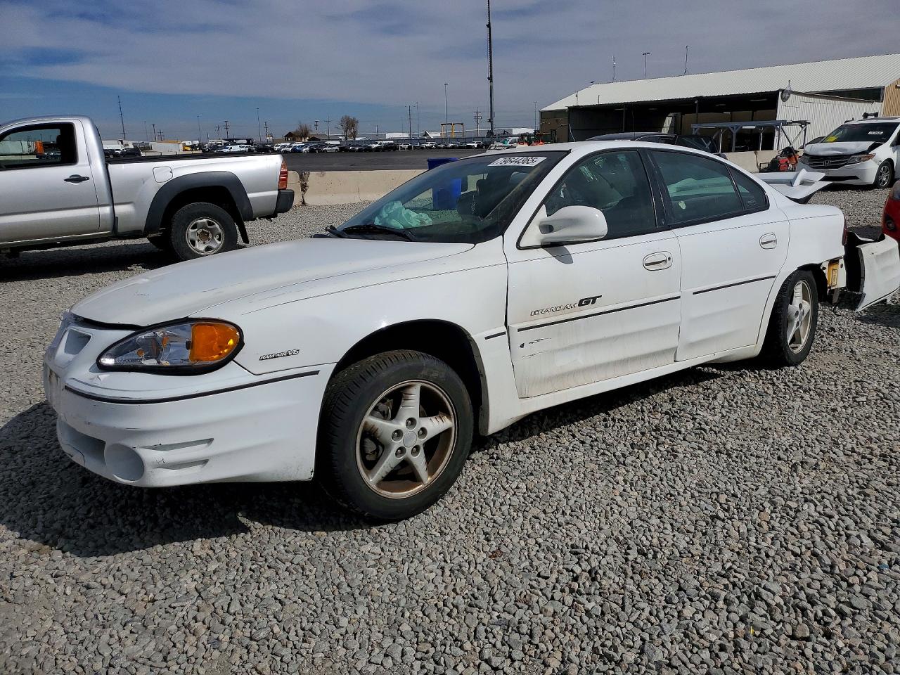 2000 Pontiac Grand Am GT, VIN 1G2NW52E3YM747577 — Rear end