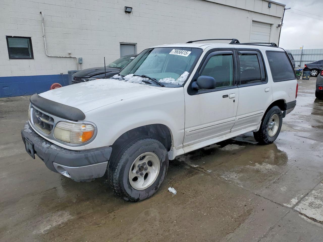 2000 Ford Explorer XLT, VIN 1FMZU73X4YUA47397 — Rear end