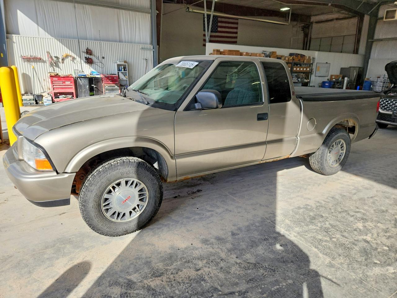 2001 GMC Sonoma SLS 1SH, VIN 1GTDT19W318188571 — Engine fire