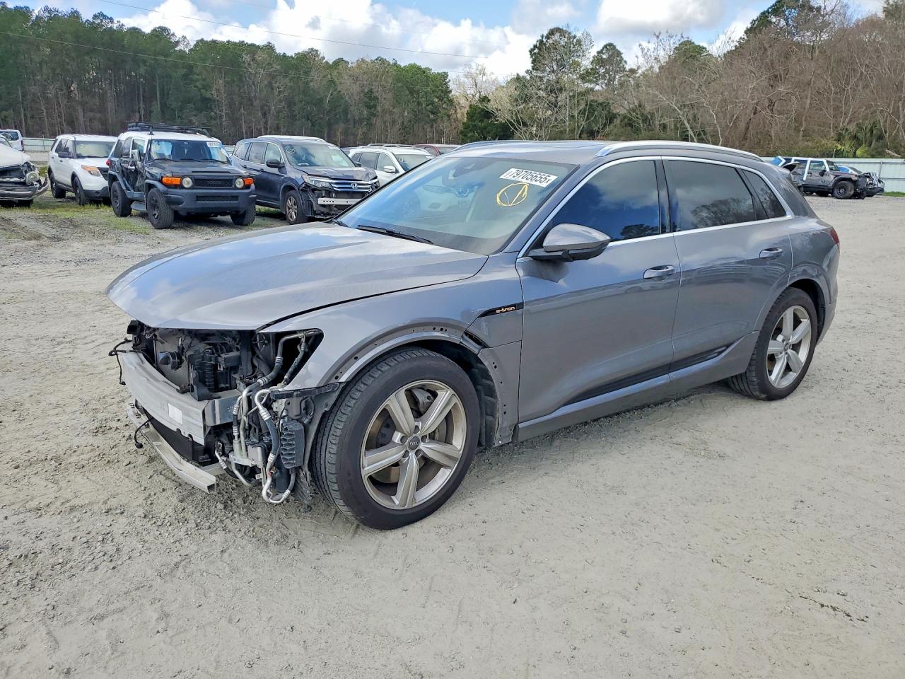 2019 Audi e-tron Prestige, VIN WA1VAAGE6KB015517 — Перед