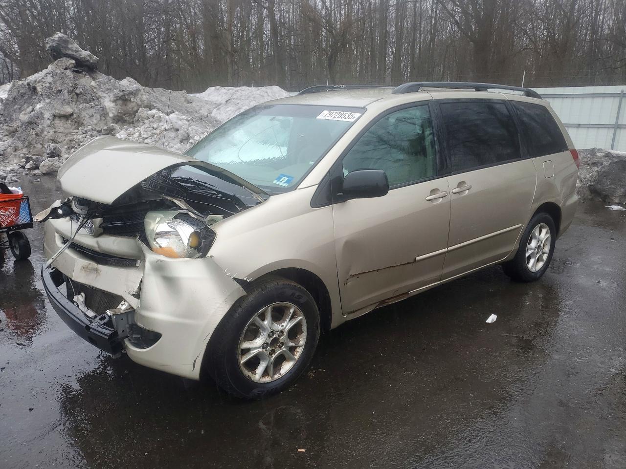 2005 Toyota Sienna LE, VIN 5TDBA23C95S042856 — Front end