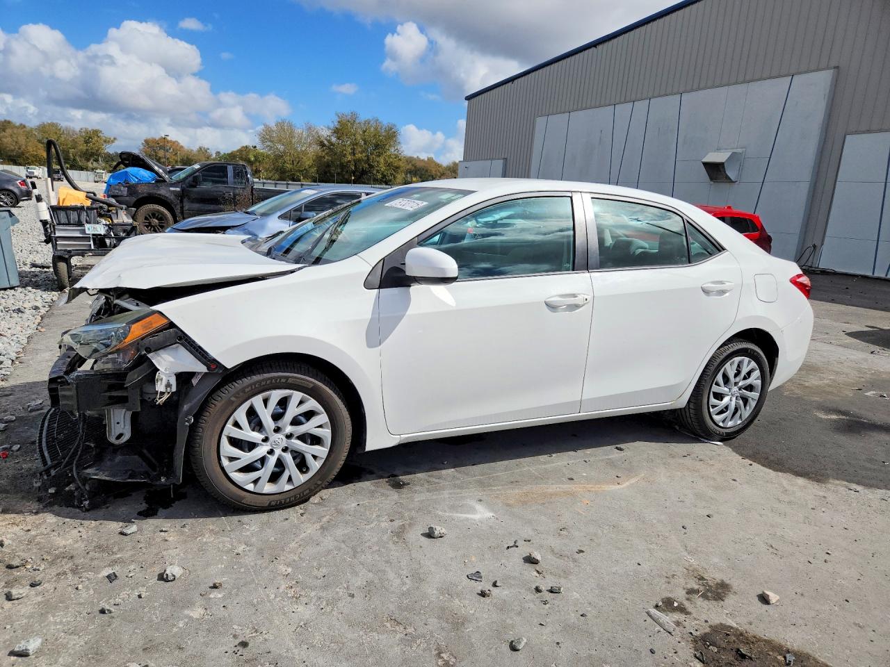 2018 Toyota Corolla LE, VIN 5YFBURHE1JP750161 — Front end