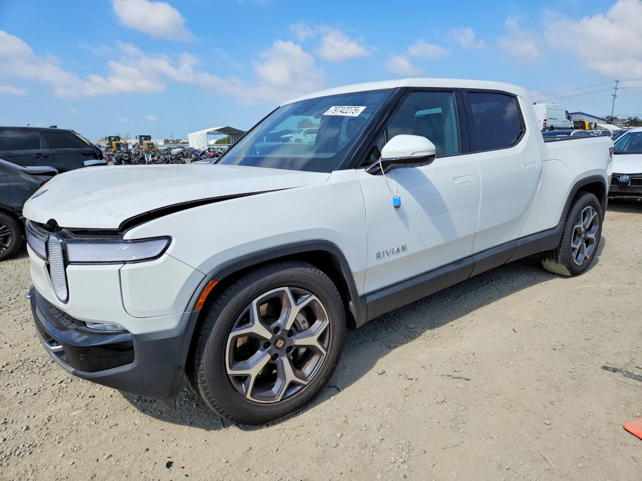 2024 Rivian R1T Adventure, VIN 7FCTGBAA3RN033290 — Front end