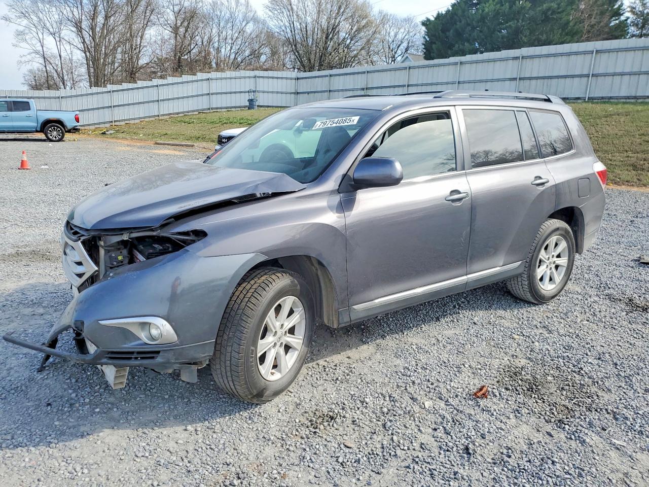 2013 Toyota Highlander Plus, VIN 5TDZA3EH2DS037073 — Front end