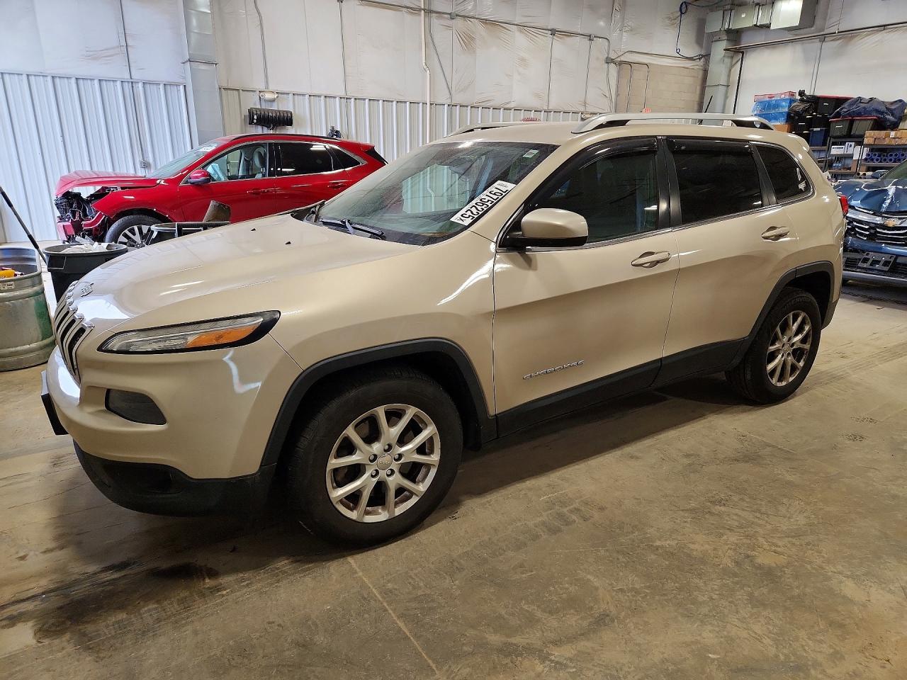 2014 Jeep Cherokee Latitude, VIN 1C4PJMCS3EW216588 — Перед